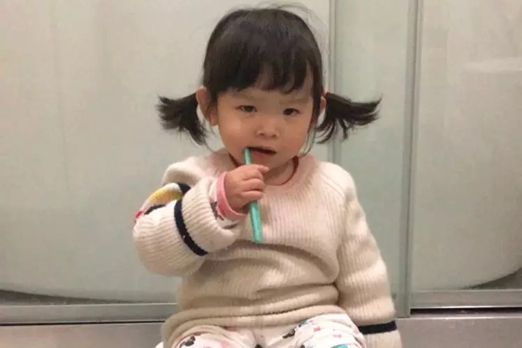 宝宝什么时辰起头刷牙？若何让宝宝爱上刷牙？5.webp.jpg